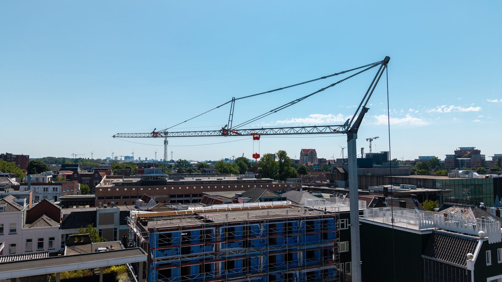 FB Gru GA 138 ueber der Skyline von Zaandam