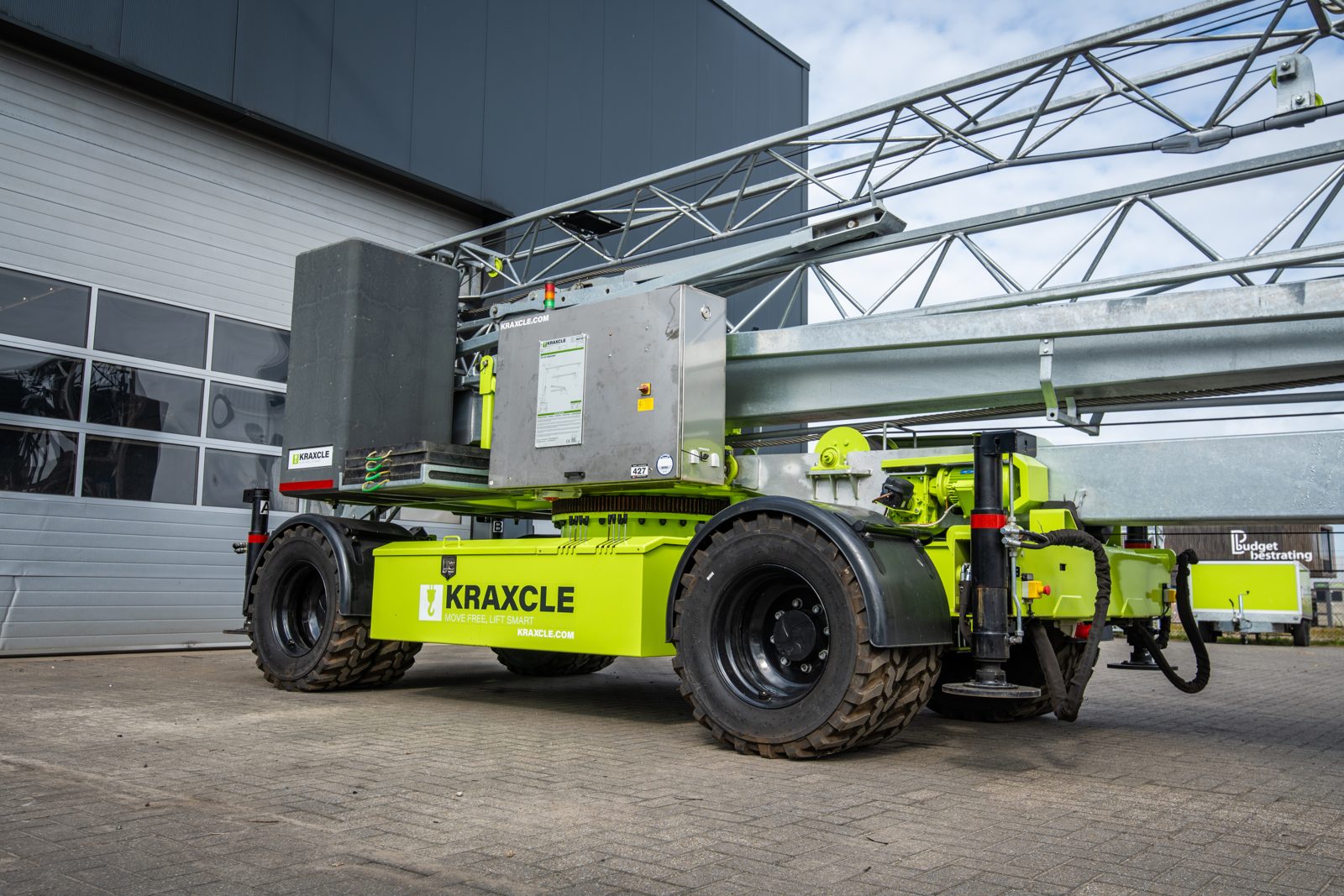 Kraxcle W27-S Fahrwerk mit Reifen, Ansicht schräg von hinten