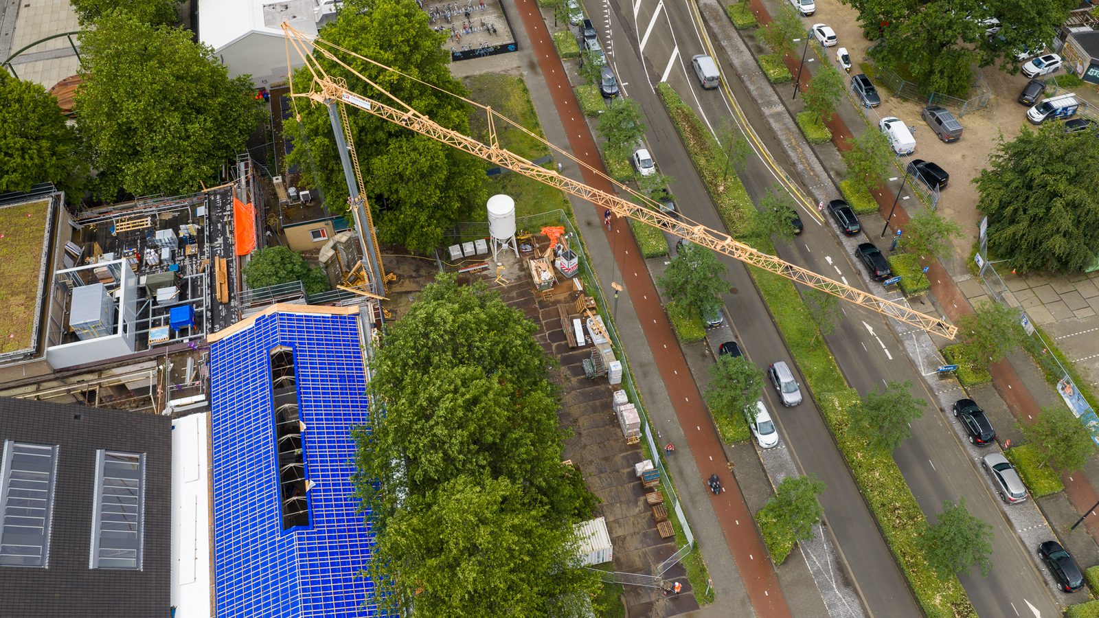 Ausleger der Potain HDT80 ueber der Strasse