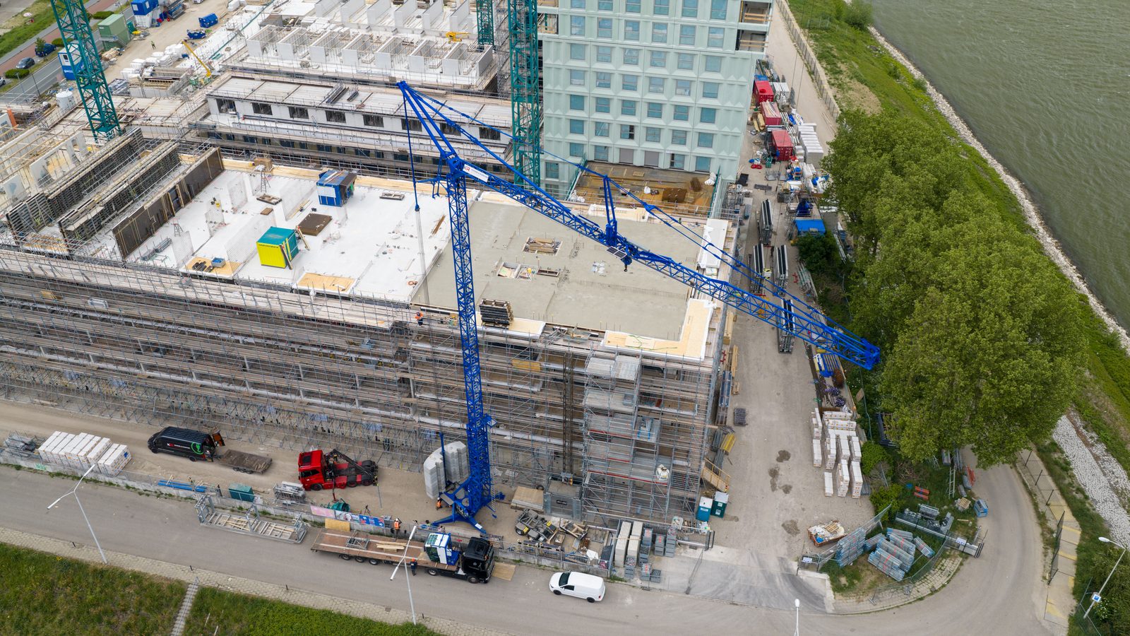 Potain Igo T130 neben dem Neubau IRIS am Waalufer