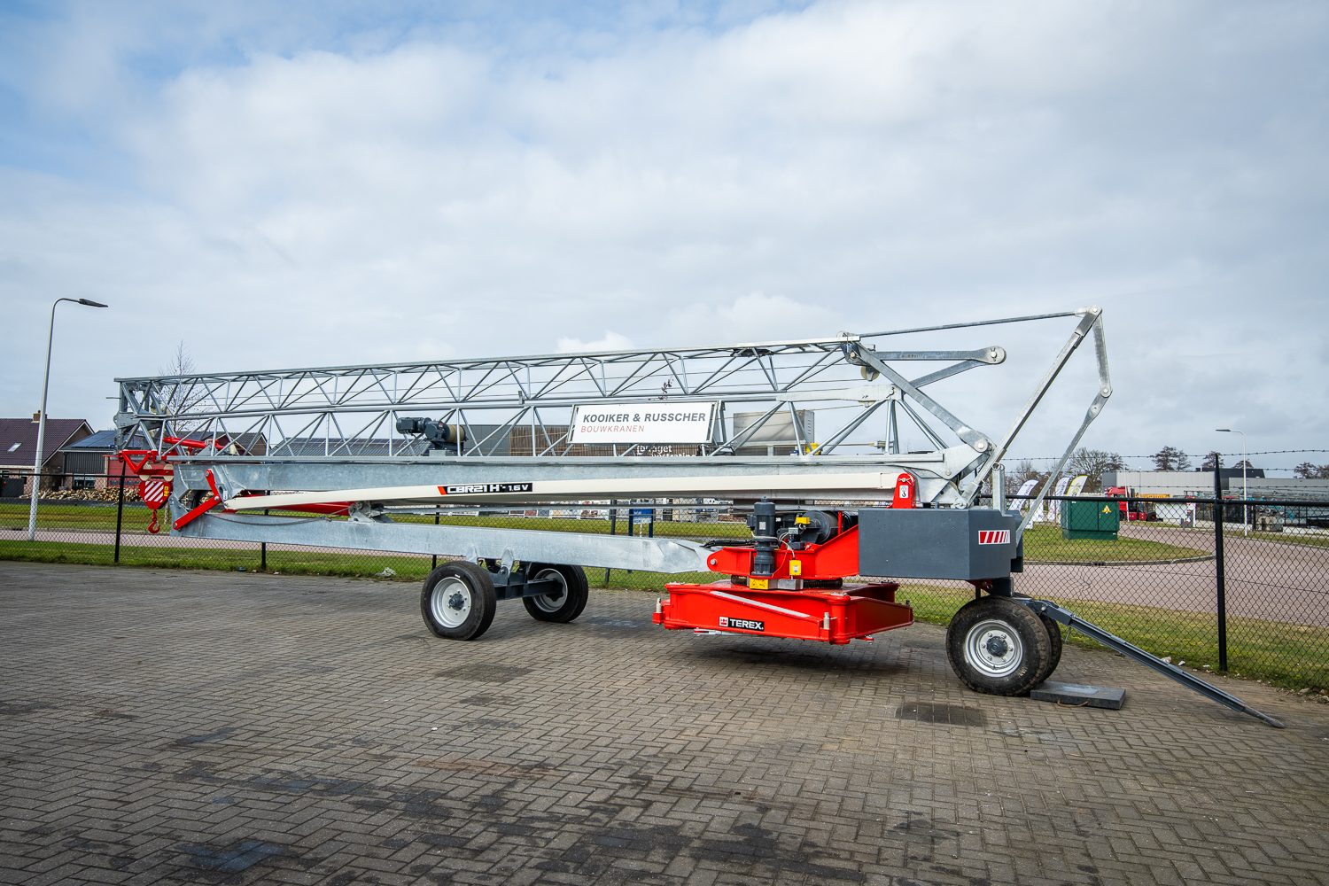 Terex CBR21 PLUS zusammengeklappt auf dem Anhaenger